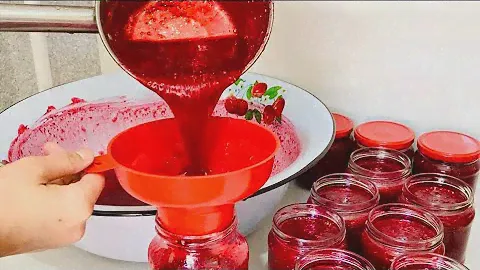 Свежая малина. Малиново-сахарная смесь. Малина с сахаром на зиму.